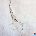Тріщини у стінах: причини та усунення