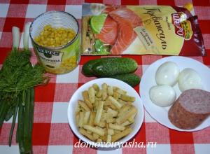 Салата с царевица, наденица и прясна краставица - рецепта със снимка