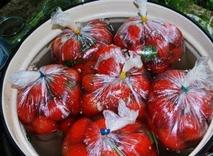 瓶詰めの冬用の塩漬けトマト