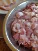 لحم خنزير محلي الصنع في صانع لحم الخنزير مع الفطر والخوخ والمكسرات