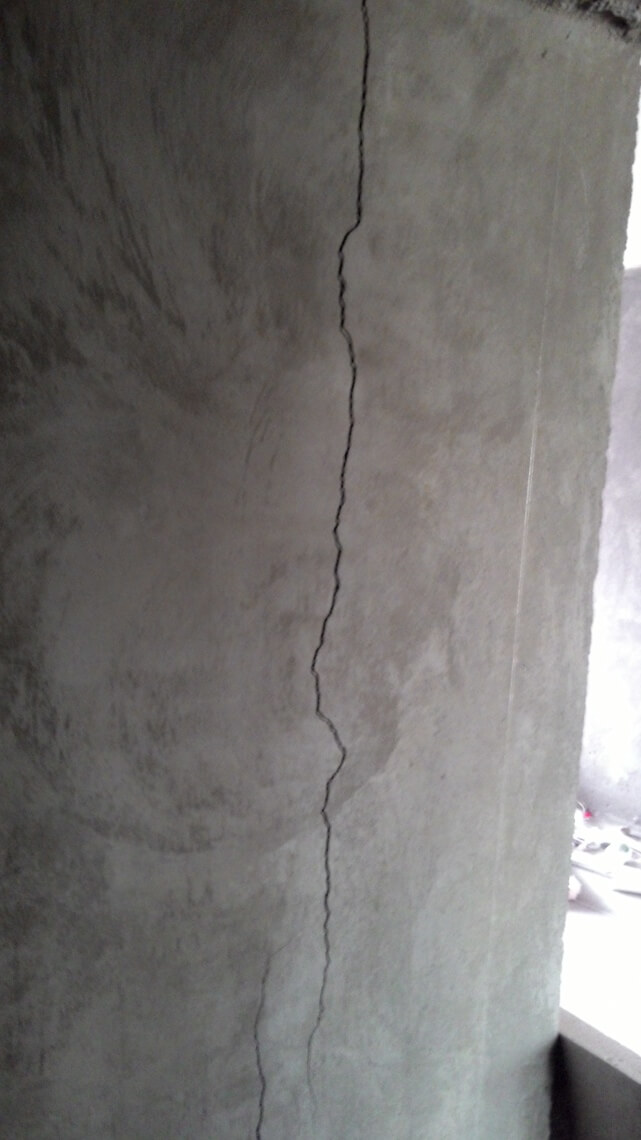 Трещины стены причины. Трещины на штукатурке. Оштукатуренная стена с трещинами. Усадочные трещины в стенах. Цементная штукатурка потрескалась.